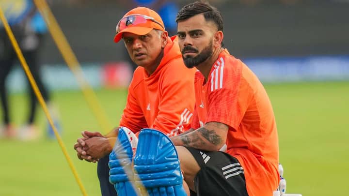 टीम इंडिया के पूर्व हेड कोच राहुल द्रविड़ अब आईपीएल में एक अहम भूमिका में नजर आएंगे. राजस्थान रॉयल्स ने द्रविड़ को हेड कोच बनाया है. द्रविड़ इसके लिए मोटी सैलरी लेंगे. अगर मीडिया रिपोर्ट्स की मानें तो उन्हें 2 से 3 करोड़ रुपए एक सीजन के लिए मिल सकते हैं. हालांकि इसको लेकर आधिकारिक जानकारी उपलब्ध नहीं है.