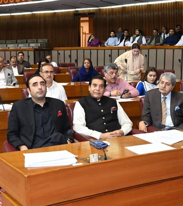 पाकिस्तान की नेशनल असेंबली में बुधवार (4 सिंतबर, 2024) को बलूचिस्तान और खैबर पख्तूनख्वा को लेकर जोरदार हंगामा हुआ. बड़े नेताओं और सांसदों ने सरकार से इस पर तीखे सवाल पूछे और हालातों को बेहतर करने के सुझाव भी दिए. उनका कहना है कि शहबाज शरीफ सरकार न तो बलूचिस्तान को और न ही वहां के लोगों को गंभीरता से ले रही है और न ही उसका ध्यान हालातों को ठीक करने पर है.