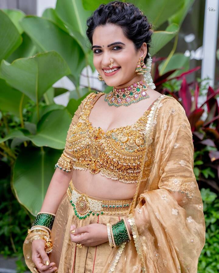 ప్రస్తుతం ఈ ఫోటోలు నెట్టింట వైరల్ అవుతున్నాయి. అమ్మడు అందానికి అందరూ ఫిదా అవుతున్నారు. Photo Credit: sravanthi_chokarapu/Instagram