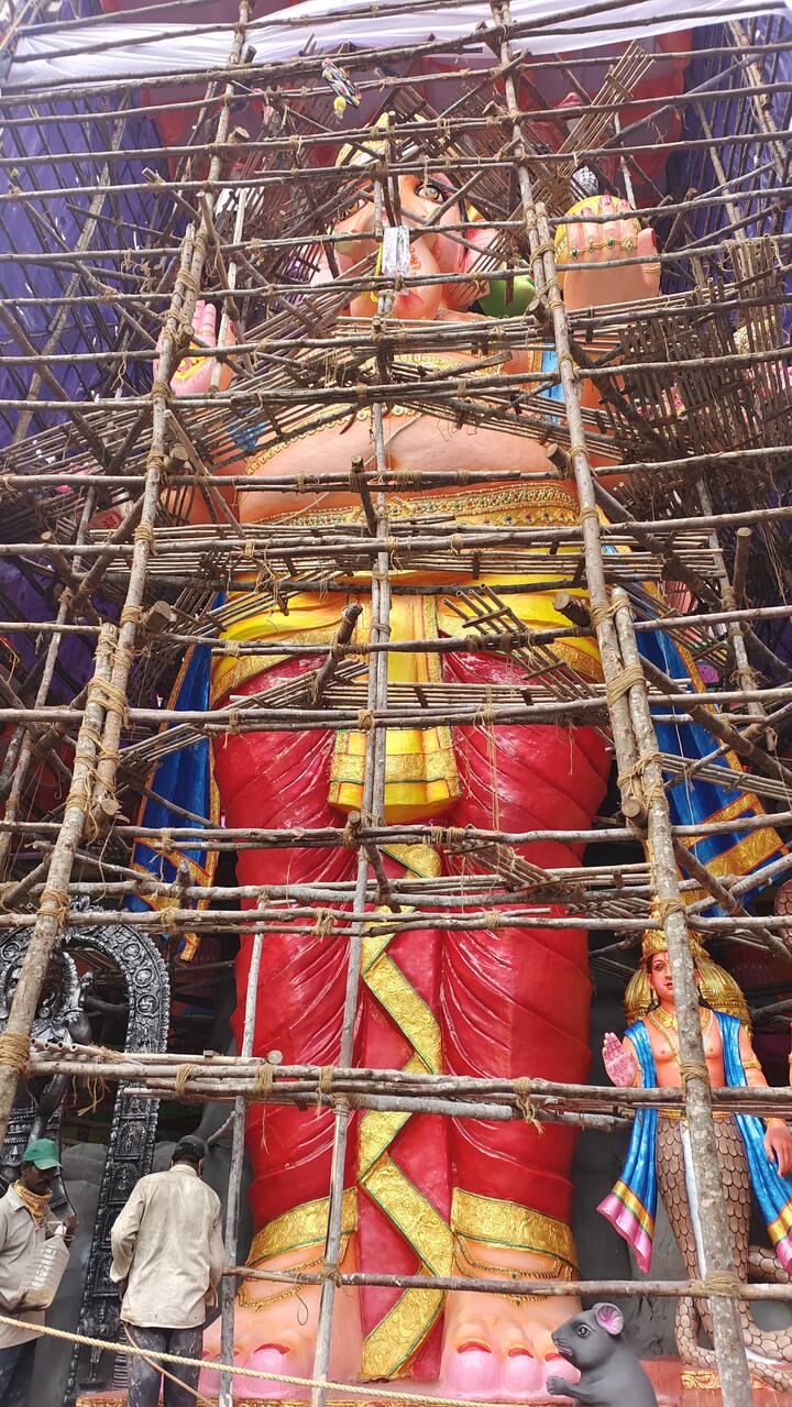 హైదరాబాద్ నగర వ్యాప్తంగా వినాయక చవితి వేడుకలు ఘనంగా ప్రారంభమయ్యాయి. ప్రతిసారి ప్రత్యేకంగా నిలిచే ఖైరతాబాద్ గణపతి ఈసారి మరింత ఆధ్యాత్మికంగా కనిపిస్తోంది.