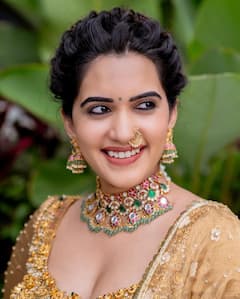 Sravanthi Chokkarapu: కొప్పున మల్లెలు, ముక్కుకు పుడక- పట్టుచీరలో మెరిసిపోతున్న యాంకర్ స్రవంతి