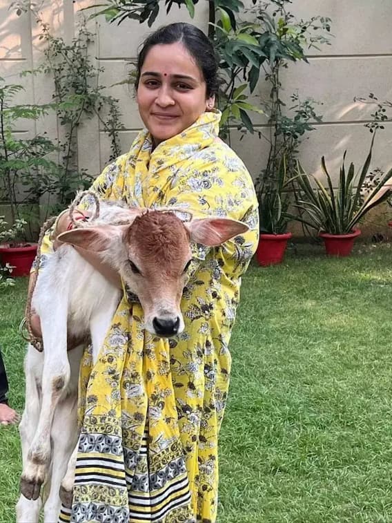 बीजेपी नेता अपर्णा यादव कितना पढ़ी लिखी हैं?