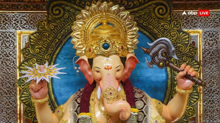 lalbaugcha raja 2024 first look Mumbai Famous Ganpati Idol Darshan Watch: लालबाग के राजा की पहली झलक सामने आई, 16 करोड़ का मुकुट बना आकर्षण