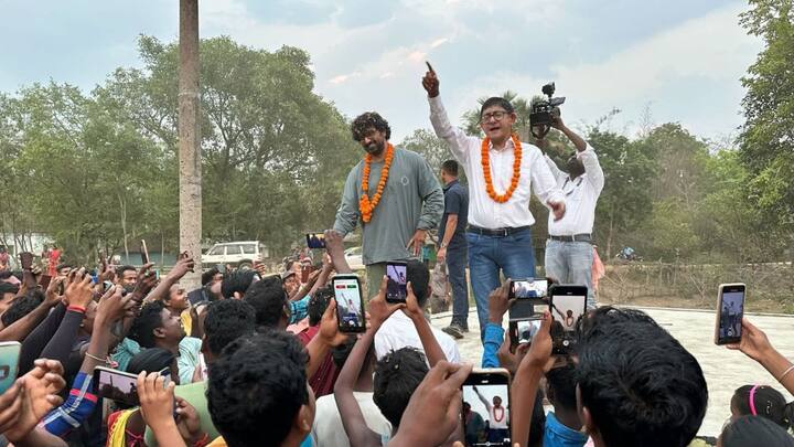 দেব যে ঘটনার কথা বলেছেন, সেই ঘটনা নির্বাচনের সময়ের। কল্যাণ বন্দ্যোপাধ্যায় কাঞ্চন মল্লিককে প্রচার গাড়ি থেকে নামিয়ে দিয়েছিলেন এই অভিযোগ করে যে তাঁকে দেখলে নাকি মহিলারা 'রিয়্যাক্ট' করছেন। কাঞ্চনকে তিনি তাঁর সঙ্গে প্রচারে যেতে বারণ করেছিলেন। এই ঘটনারই প্রতিবাদ স্বরূপ কাঞ্চনকে নিজের সঙ্গে, নিজের এলাকায় প্রচারে নিয়ে গিয়েছিলেন দেব।