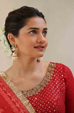 Hruta Durgule : मोहे रंग दो लाल...! महाराष्ट्राच्या क्रशच्या घायाळ करणाऱ्या अदा