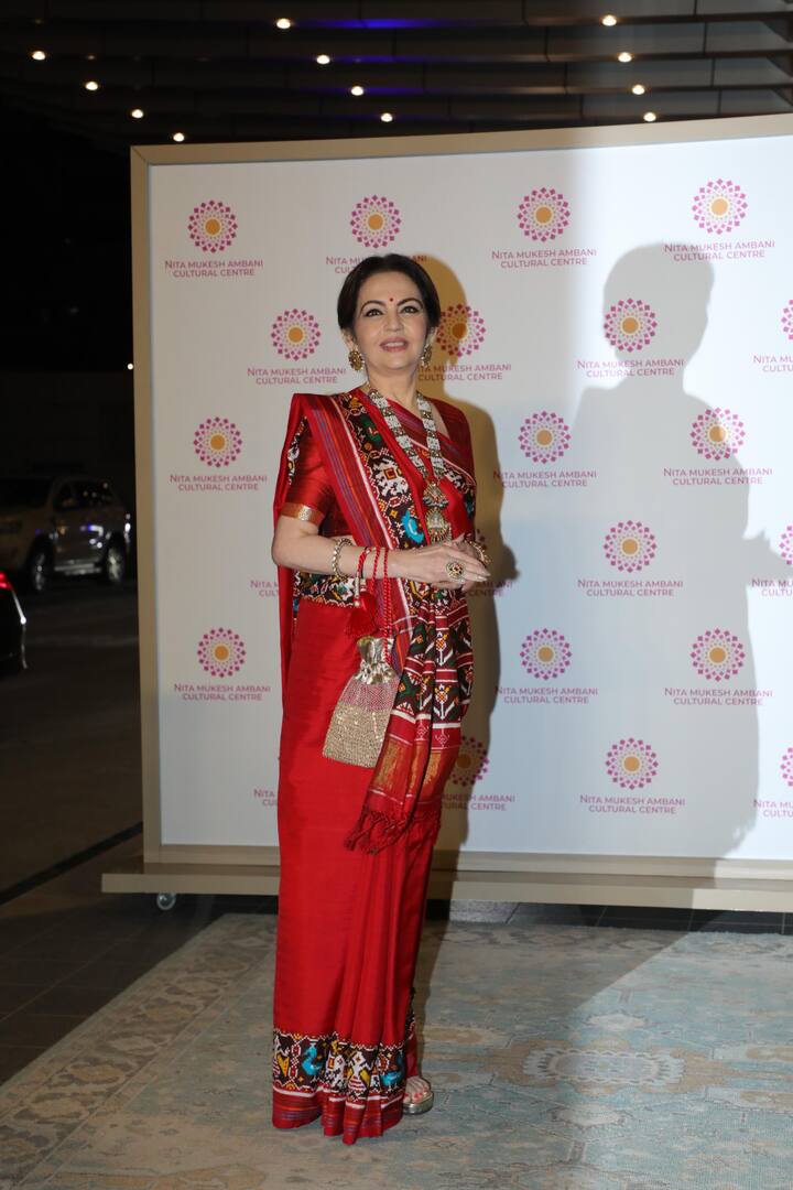 एनएमएसीसी की को-फाउंडर नीता अंबानी इस दौरान रेड सिल्क साड़ी में बेहद खूबसूरत लग रही थीं. उनकी साड़ी पर ट्रेडिशनल आर्ट प्रिंट बना हुआ था.