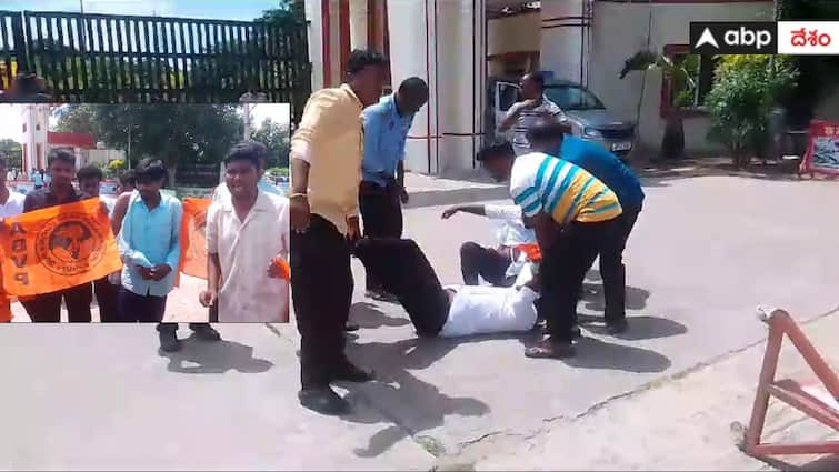 Basara IIIT students and ABVP protesting to appoint of Regular VC to campus Basara IIIT: బాసర ట్రిపుల్ ఐటీలో ఉద్రిక్తత- ఏబీవీపీ నేతల్ని అడ్డుకోవడంతో చినిగిన చొక్కాలు