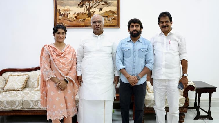 Wrestlers Vinesh Phogat Bajrang Punia Join Congress Ahead Of Haryana Elections 2024 காங்கிரஸில் இணைந்த வினேஷ் போகத், பஜ்ரங் புனியா.. கவனமாக காய் நகர்த்தும் ராகுல் காந்தி!