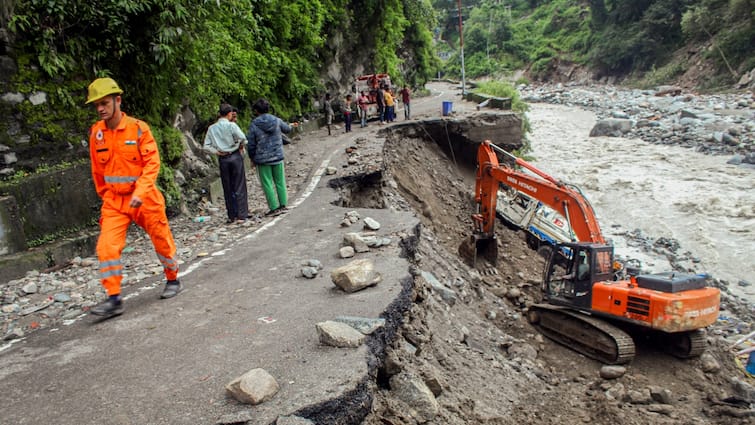 Uttarakhand hilly districts Heavy rain alert issued landslides many roads closed ann Uttarakhand Rain: उत्तराखंड के पर्वतीय जिलों भारी बारिश का अलर्ट जारी, भूस्खलन होने से कई सड़कें हुई बंद