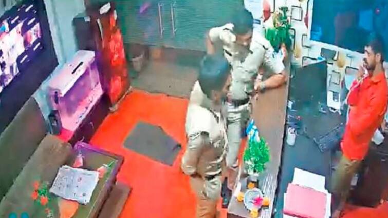 Indore police in khaki uniform used to blackmail loving couple in hotel incident caught on CCTV ann इंदौर: होटल में प्रेमी जोड़े को निशाना बनाते थे पुलिसकर्मी, ब्लैकमेल कर करते थे वसूली, CCTV से खुलासा