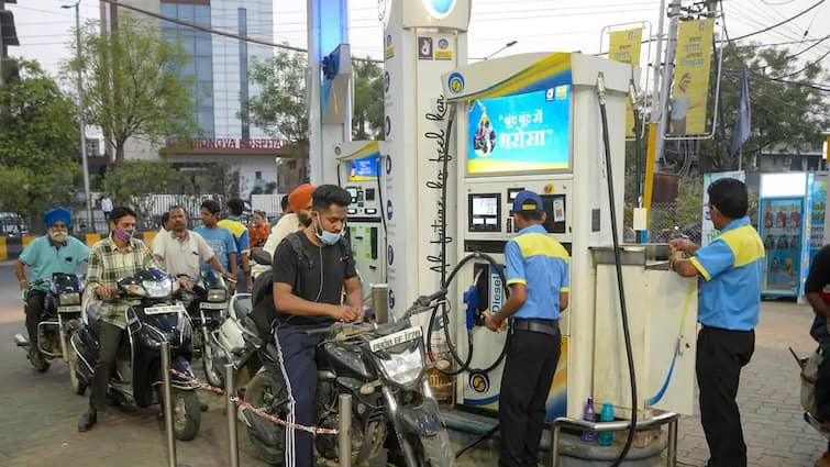 Petrol Diesel Price Cut reports of government planning fuel price reduction these shares fall Fuel Price Cut: सस्ता होगा डीजल-पेट्रोल! कच्चे तेल में गिरावट के बाद जागी उम्मीद पर ये शेयर क्यों टूटे?