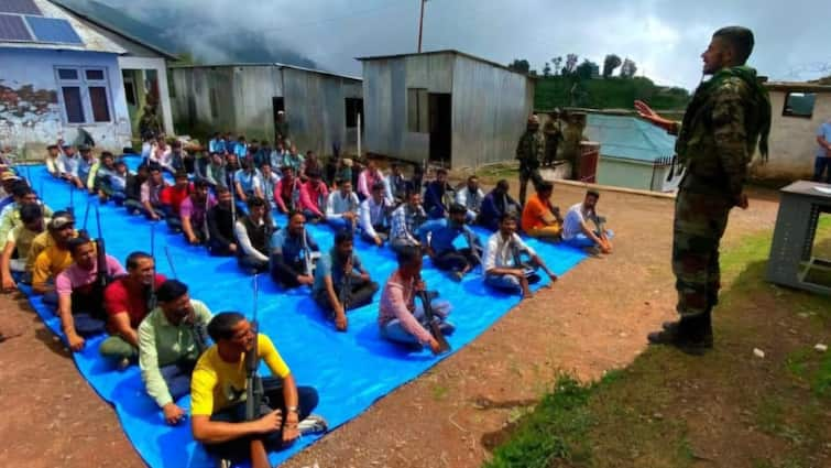 Indian Army Jammu Kashmir Police trained Village Defence Guards to protect villages from terrorist threats जम्मू कश्मीर के लिए तैयार हो रही नई आर्मी! चप्पे-चप्पे से होगा आतंकियों का खात्मा