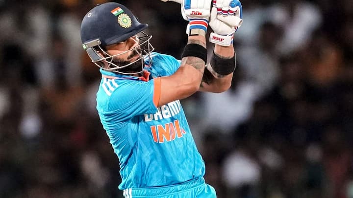 टीम इंडिया के दिग्गज खिलाड़ी विराट कोहली पिछले 12 महीनों में सबसे ज्यादा कमाई करने वाले क्रिकेटर बन गए हैं. कोहली ने कमाई के सारे रिकॉर्ड तोड़ दिए हैं. लेकिन वे स्टार फुटबॉलर क्रिस्टियानो रोनाल्डो से अभी भी काफी दूर है. रोनाल्डो ने कोहली से दोगुना कमाई की है.