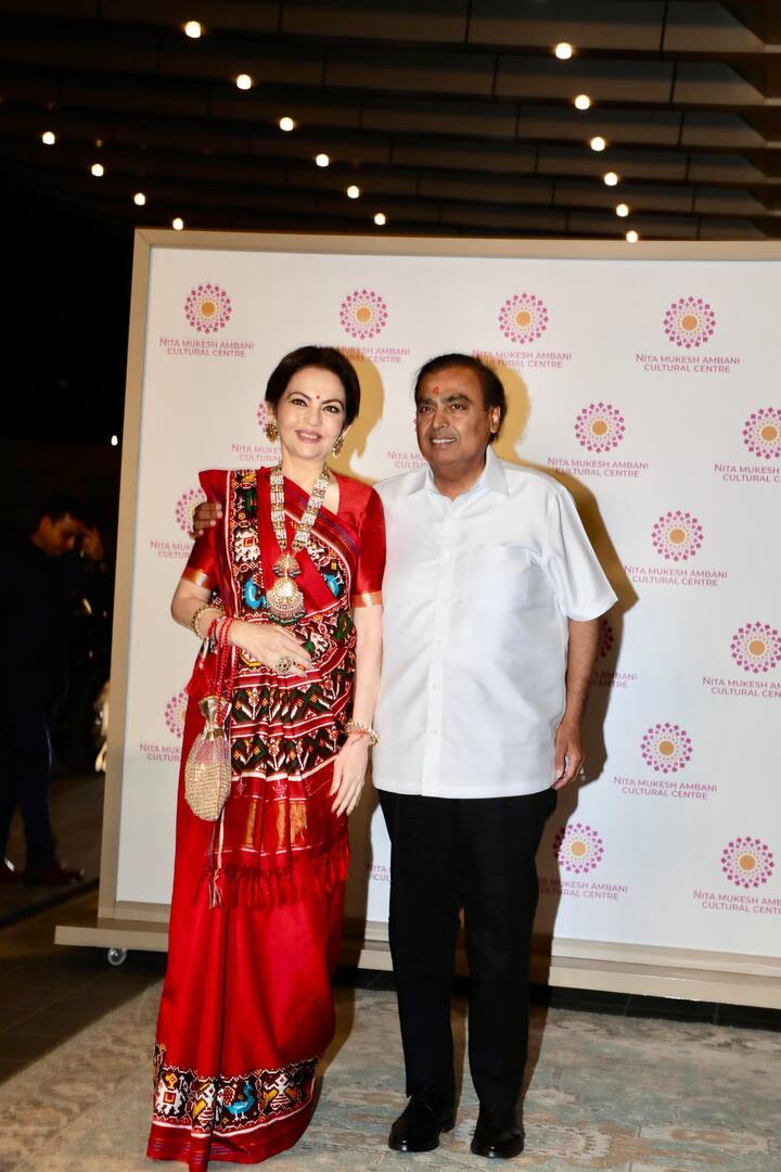 इवेंट में नीता अंबानी और मुकेश अंबानी में धांसू एंट्री ली.इस दौरान दोनों ने पैप्स के लिए खूब तस्वीरें क्लिक कराईं.