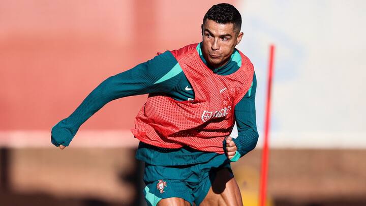 উয়েফা নেশনস লিগে ক্রোয়েশিয়ার বিরুদ্ধে মাঠে নেমে ৯০০তম গোলটি করেন রোনাল্ডো।