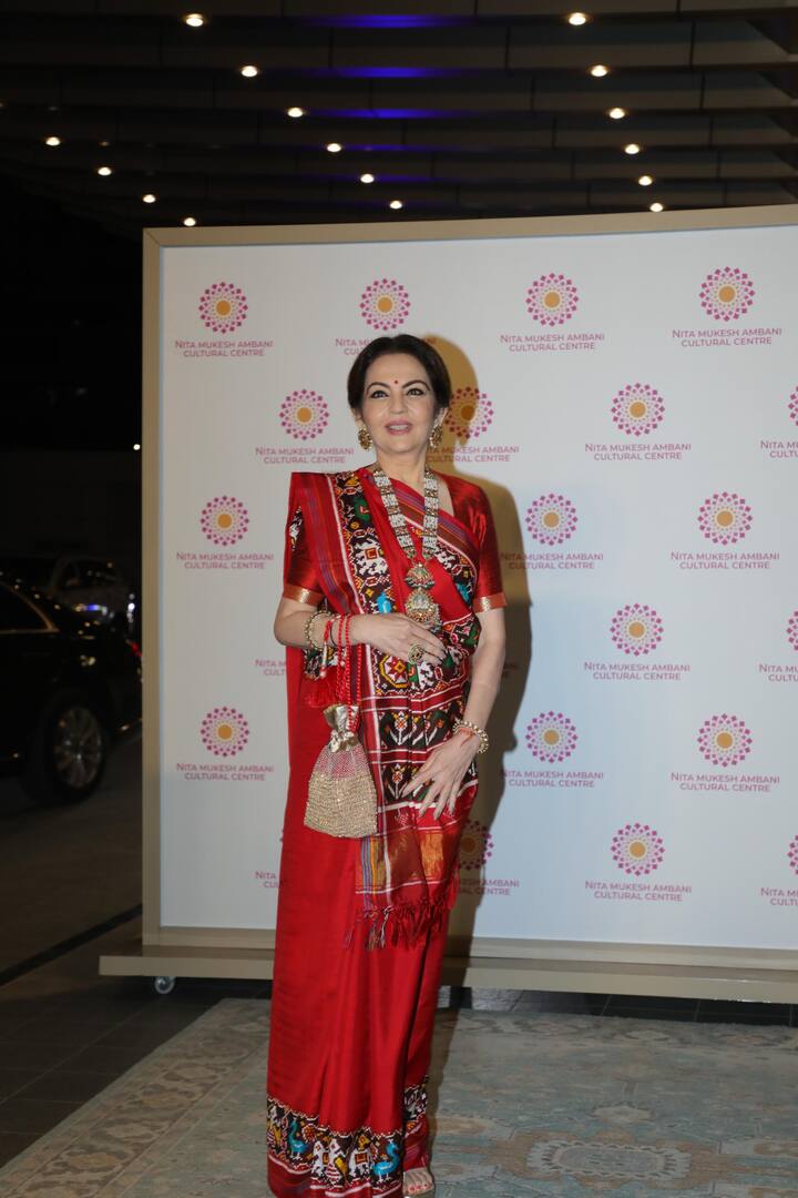 नीता ने अपने साड़ी लुक को हैवी ज्वैलरी के साथ कंप्लीट किया था. उन्होंने नेकलेस, ईयरिंग्स और झुमके पहने हुए थे.