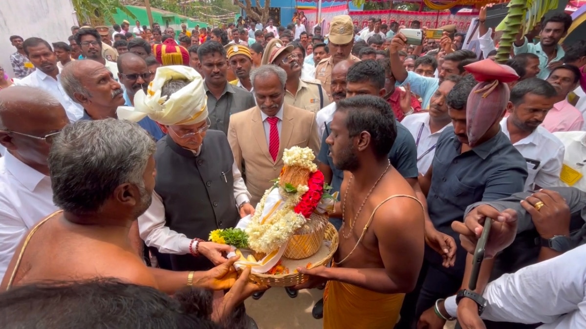 ஜவ்வாது மலைவாழ் மக்களுடன் ஒன்றாக அமர்ந்து  உணவு அருந்திய ஆளுநர் ஆர்.என். ரவி