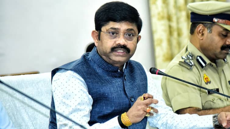 UP Minister Nand Gopal Gupta Nandi Attack at Akhilesh Yadav on Sultanpur Encounter in Prayagraj ann 'चांदी का चम्मच लेकर पैदा...', अखिलेश यादव के एनकाउंटर वाले बयान पर योगी के मंत्री का पलटवार