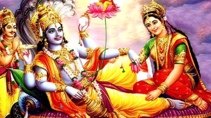 শুক্রবার দক্ষিণাবর্তি শাঁখ দিয়ে ভগবান বিষ্ণুকে জল নিবেদন করলে মা লক্ষ্মী অত্যন্ত প্রসন্ন হন। এই দিন বাড়ির মহিলাদেরও সম্মান করা উচিত তাতে মা লক্ষ্মী খুশি হন। (ছবি সৌজন্য- এবিপি নিউজ)