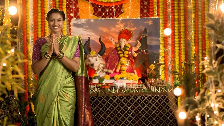 'भूमिकन्या' मालिकेत लक्ष्मी आपले वडील बळी यांच्याबरोबर बाप्पांची मूर्ती साकारताना दिसणार आहेत. बळी आणि लक्ष्मी यांनी ती मूर्ती एकत्र सेटवरच साकारली आहे आणि मालिकेतले सगळे कलाकार याच मूर्तीची पूजा करताना दिसणार आहेत. शेतकऱ्यांवरील संकट दूर व्हावं आणि त्यांना त्यांच्या जमिनी परत मिळाव्यात यासाठी लक्ष्मी गणपती बाप्पांपुढे प्रार्थना करणार आहे. त्याशिवाय लक्ष्मी टिटवाळ्याच्या गणपती मंदिरात दर्शनासाठी जाणार आहे.