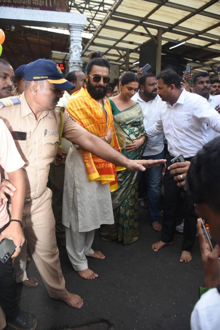 त्याआधी रणवीर आणि दीपिका हे सिद्धीविनायकाच्या चरणी लीन झाले.