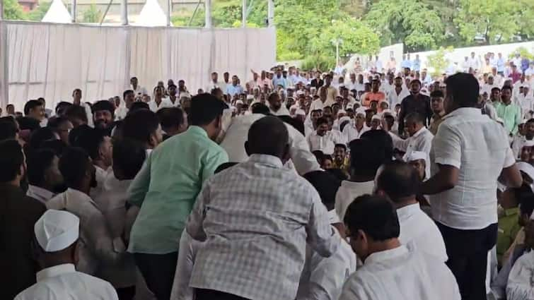 Activists of Sharad Pawar and Ajit Pawar groups clash in Pune  in front of Cooperation Minister Dilip Valse Patil Pune News : पुण्यात शरद पवार आणि अजित पवार गटाचे कार्यकर्ते भिडले; सहकार मंत्री दिलीप वळसे पाटलांसमोर राडा!