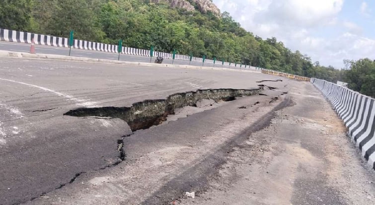 Mumbai Kolkata National Highway flyover cracks flyover will be completed in just two months ago Gondia News maharashtra marathi news Gondia News :मुंबई-कोलकाता राष्ट्रीय महामार्गावरील उड्डाणपूल दुभंगला; अवघ्या दोन महिन्यातच पुलाला पडल्या भेगा