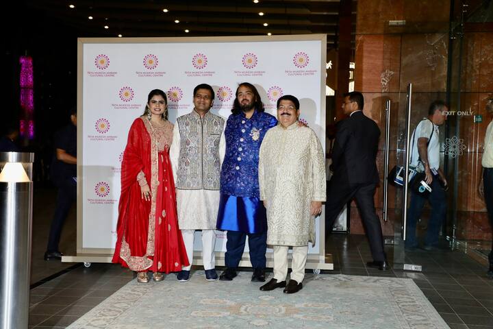 वहीं अनंत अंबानी भी इवेंट में पहुंचे थे. इस दौरान अनंत ब्लू कलर के स्लिक कुर्ते में जंच रहे थे.