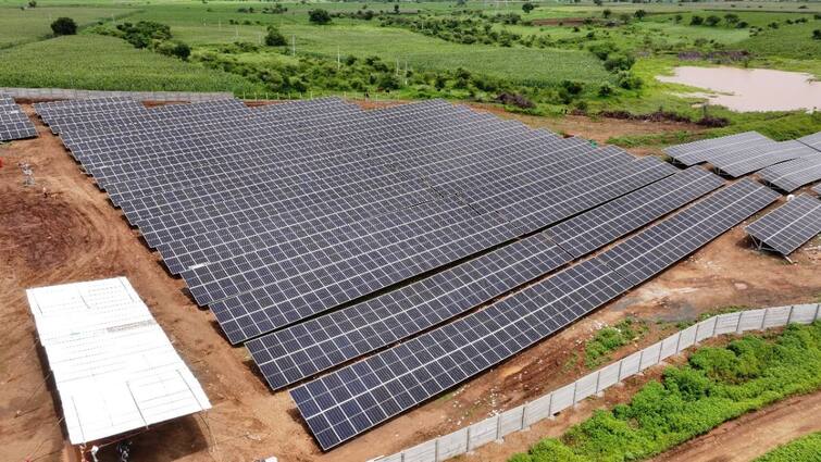 Solar Power Project The first solar power project to provide electricity to farmers during the day, special efforts of Devendra Fadnavis Marathi News Solar Power Project : शेतकऱ्यांना दिवसा वीज देण्यासाठी पहिला सौरऊर्जा प्रकल्प सुरू, देवेंद्र फडणवीसांचे विशेष प्रयत्न