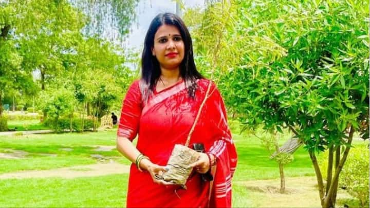 Manju Hooda News: हरियाणा में तीसरी बार सत्ता हासिल करने के लिए बीजेपी ने कई नए चेहरों पर दाव खेला है. उसमें से एक मंजू हुड्डा भी हैं, जो भूपेंद्र सिंह हुड्डा के खिलाफ चुनाव मैदान में हैं.