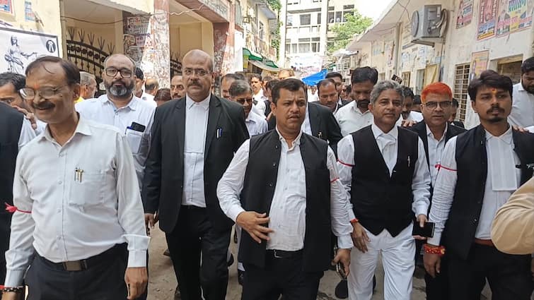 Kanpur lawyers protested over kidnaped and murder of Kasganj female lawyer ann कासगंज में महिला वकील की हत्या को लेकर कानपुर में आक्रोश, नाराज अधिवक्ताओं ने किया प्रदर्शन