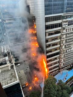 आगीचा लोळ उठला, मोक्कार धूर झाला, फायर ब्रिगेडवर टाईम्स टॉवरच्या काचा फोडण्याची वेळ