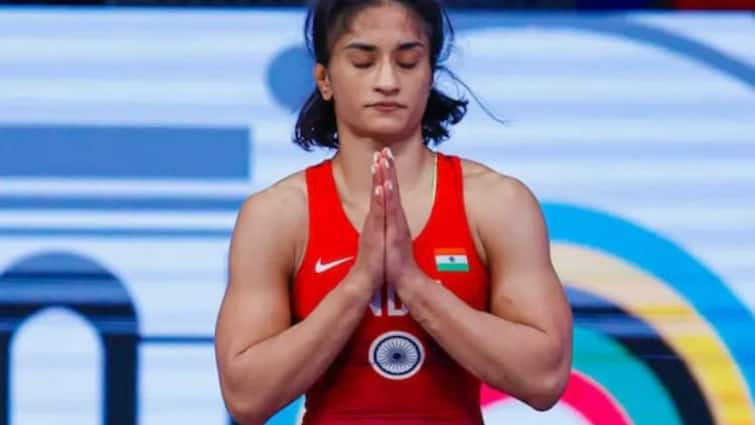 Vinesh Phogat Resign From Indian Railway Job Here Know Latest Sports News Vinesh Phogat Resign: विनेश फोगाट ने भारतीय रेलवे की नौकरी से दिया इस्तीफा, जानें क्यों छोड़ी नौकरी