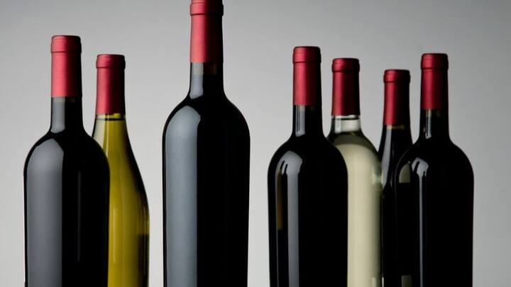 ਚਾਹੇ ਤੁਸੀਂ ਬੀਅਰ ਪੀਂਦੇ ਹੋ ਜਾਂ ਨਹੀਂ, ਤੁਸੀਂ ਕਦੇ ਨਾ ਕਦੇ ਬੀਅਰ ਦੀ ਬੋਤਲ ਜ਼ਰੂਰ ਦੇਖੀ ਹੋਵੇਗੀ। ਬੀਅਰ ਦੇ ਵੱਖ-ਵੱਖ ਬ੍ਰਾਂਡ ਬਾਜ਼ਾਰ ਵਿੱਚ ਉਪਲਬਧ ਹਨ। ਜੇਕਰ ਤੁਸੀਂ ਦੇਖਿਆ ਹੈ, ਤਾਂ ਬੀਅਰ ਦੀਆਂ ਬੋਤਲਾਂ ਜਾਂ ਤਾਂ ਹਰੇ ਜਾਂ ਬਰਾਊਨ ਰੰਗ ਦੀਆਂ ਹੁੰਦੀਆਂ ਹਨ।