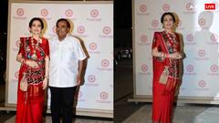 इवेंट में रेड पटोला साड़ी में नीता अंबानी लगीं बेहद दिलकश, मुकेश अंबानी संग दिए खूब पोज, तस्वीरें वायरल