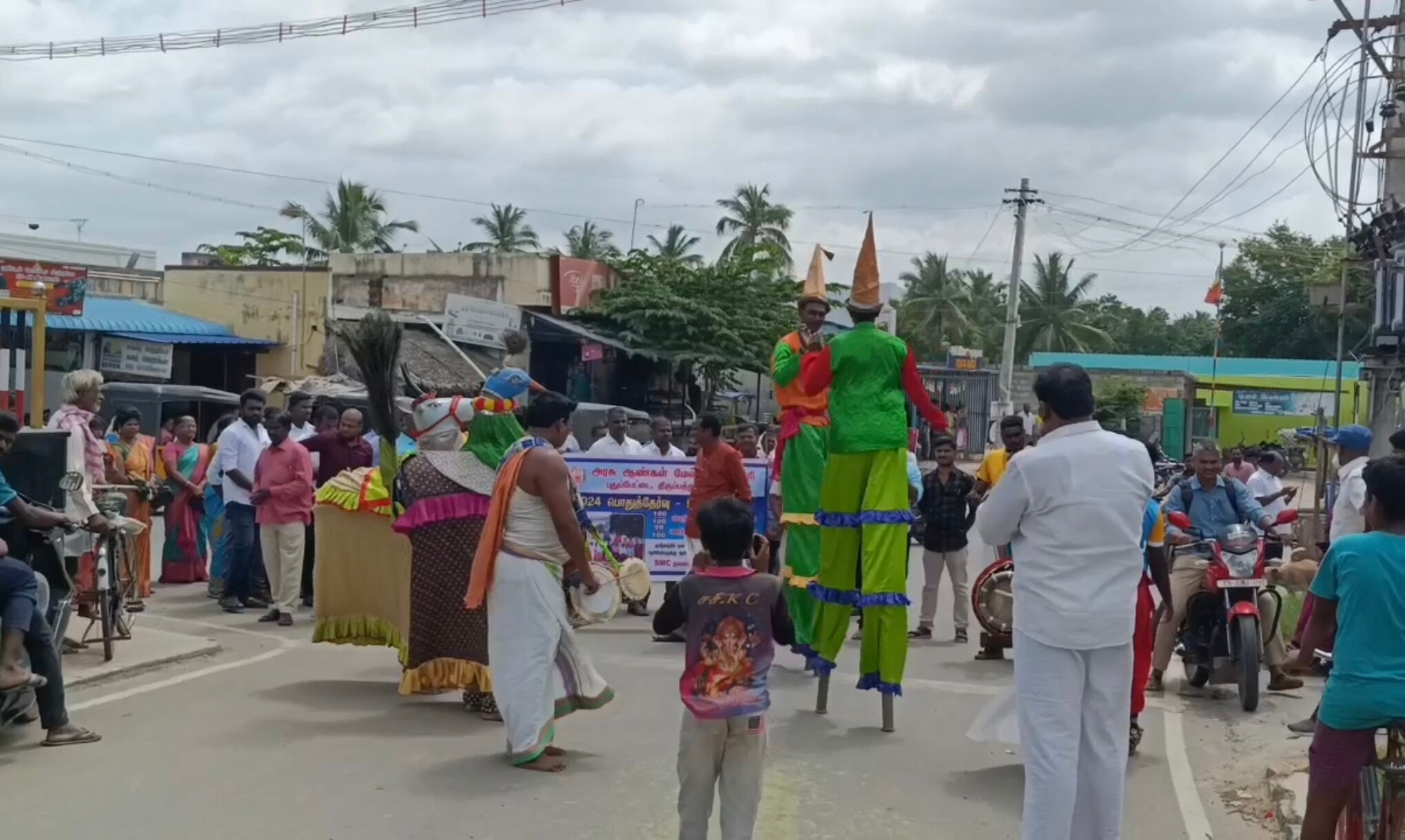 ஆசிரியர் தினத்தை கலை நிகழ்ச்சியுடன் கோலாகலமாக கொண்டாடிய பழைய மாணவர்கள்