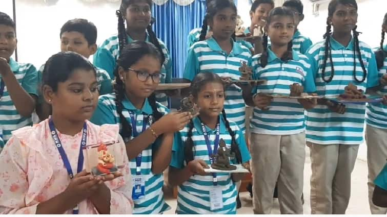 Ganesha Chaturthi Festival Students made record of 750 clay Ganesha idols in 30 minutes in salem - TNN Vinayagar Chaturthi 2024: 30 நிமிடங்களில் 750 களிமண் விநாயகர் சிலைகளை தயாரித்து மாணவர்கள் சாதனை