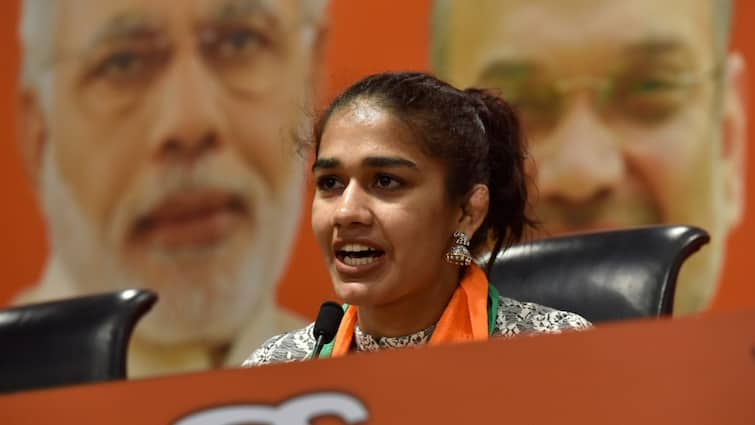 Babita phogat on BJP Ticket cut in haryana assembly election 2024 टिकट कटने पर बबीता फोगाट की पहली प्रतिक्रिया, 'मैं BJP के फैसले...'