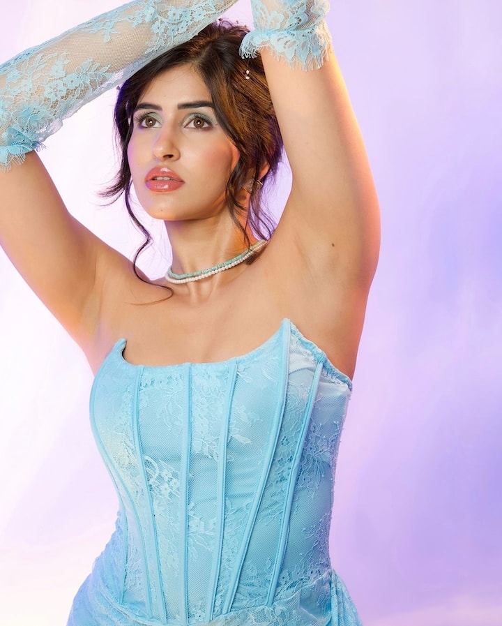 बॉलीवुड एक्ट्रेस साक्षी मलिक अपने स्टाइलिश ड्रेसिंग सेंस और फिटनेस को लेकर हमेशा चर्चा में रहती हैं। हाल ही में एक्ट्रेस साक्षी मलिक ने एक बार फिर अपने लेटेस्ट फोटोशूट से इंटरनेट पर सनसनी मचा दी है.