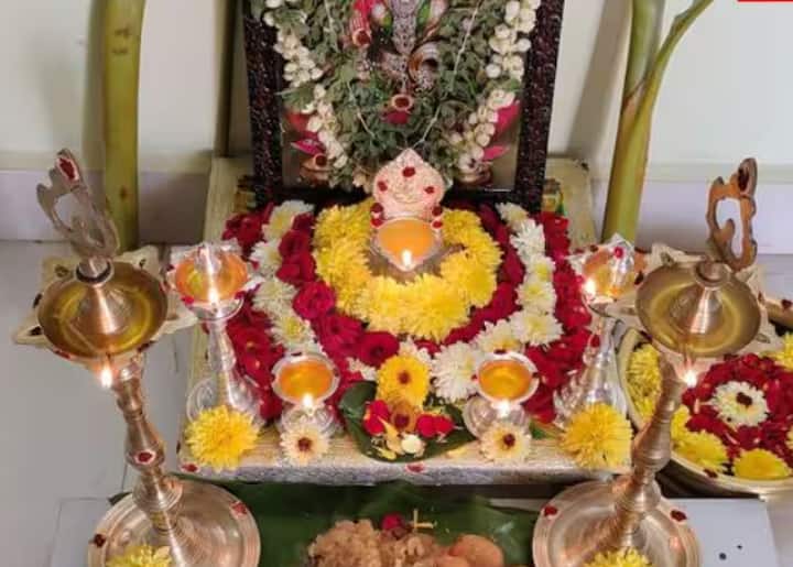 ਮੇਕਅਪ ਦੀਆਂ ਚੀਜ਼ਾਂ ਦੇ ਨਾਲ-ਨਾਲ ਇਸ ਦਿਨ ਫਲ, ਖੀਰਾ, ਚੰਦਨ, ਘਿਓ, ਦੀਵਾ, ਕਪੂਰ ਦਾ ਦਾਨ ਕਰਨਾ ਬਹੁਤ ਸ਼ੁਭ ਹੁੰਦਾ ਹੈ। ਅਜਿਹਾ ਕਰਨ ਨਾਲ ਭਗਵਾਨ ਸ਼ਿਵ ਅਤੇ ਮਾਤਾ ਪਾਰਵਤੀ ਦਾ ਆਸ਼ੀਰਵਾਦ ਪ੍ਰਾਪਤ ਹੁੰਦਾ ਹੈ।