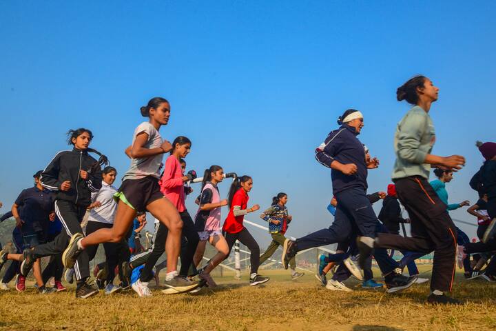 संभावित फेरबदल को लेकर सूत्रों ने जानकरी दी कि अग्निपथ योजना से जुड़े बदलावों को लागू करने में देरी हो सकती है पर फीडबैक के हिसाब से स्कीम को बेहतर बनाने के लिए कदम जरूर उठाए जाएंगे.