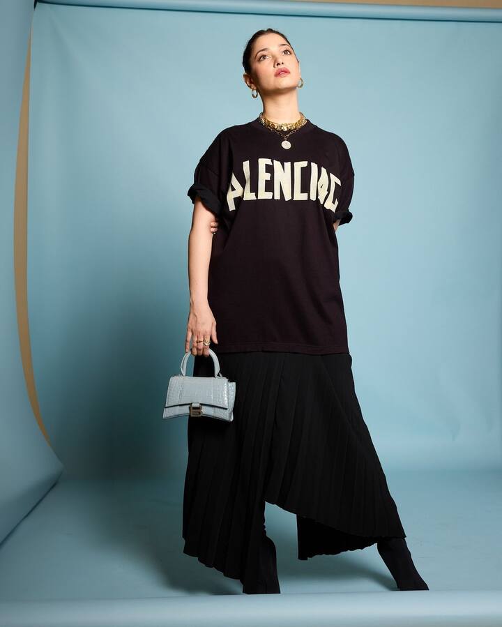 పెళ్లి చేసుకుంటే కెరీర్ ఉండదనే భయం అప్పట్లో ఉండేది కానీ ఇప్పుడా ప్రశ్నే లేదు.. పెళ్లైనా కానీ ఇండస్ట్రీలో వెలుగుతున్న ముద్దుగుమ్మలెందరో ఉన్నారు..ఇప్పుడసలు పెళ్లైన హీరోయిన్ అంటే పెద్ద సమస్యే కాదు.. బాలీవుడ్ లో ఈ ట్రెండ్ ఎప్పుటినుంచో ఉన్నా సౌత్ లోనూ ఇప్పుడిదే కొనసాగుతోంది..