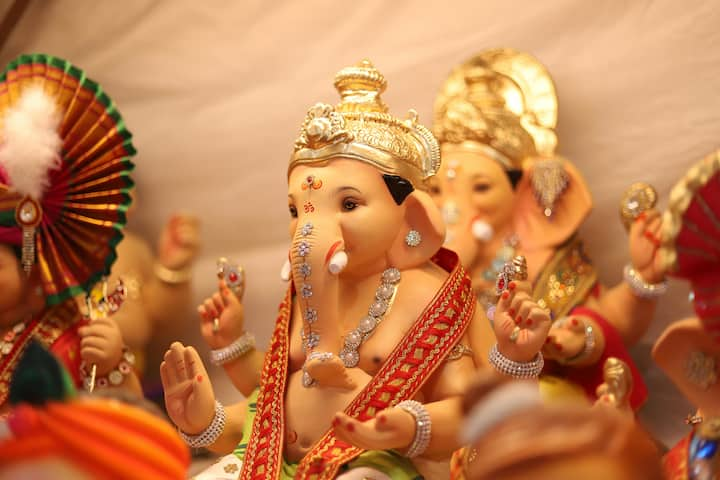 Ganesh Chaturthi 2024 : सगळीकडे गणेशोत्यवाची धामधूम पाहायला मिळतेय. त्यानुसार उद्या म्हणजेच 07 सप्टेंबर रोजी गणेशोत्सव साजरा केला जाणार आहे.