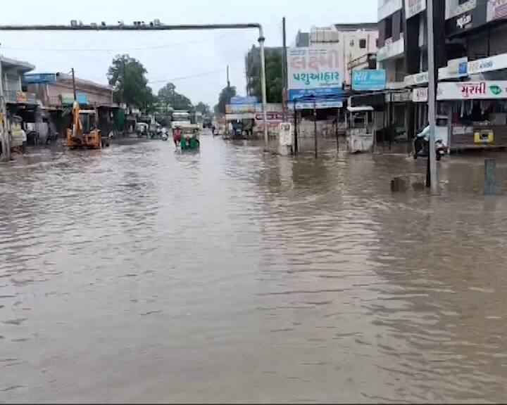 Gujarat weather forecast: અમદાવાદમાં આગામી ત્રણ દિવસ મધ્યમ વરસાદની શક્યતા છે. આ ઉપરાંત, રાજ્યના અન્ય વિસ્તારોમાં પણ આગામી ત્રણ દિવસ ભારે વરસાદની આગાહી કરવામાં આવી છે.
