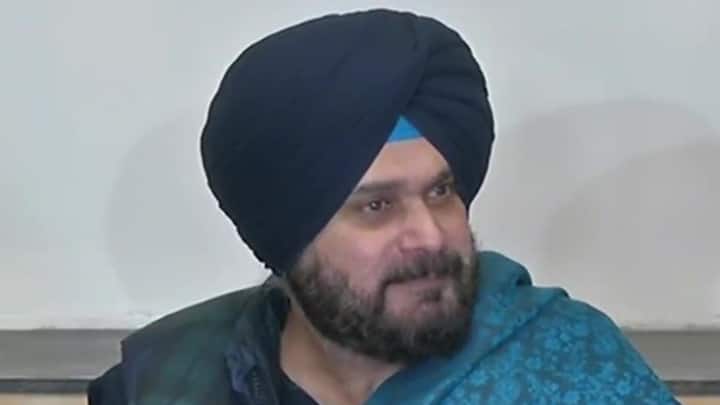 नवजोत सिंह सिद्धू: भारतीय क्रिकेट टीम के पूर्व बल्लेबाज नवजोत सिंह सिद्धू को एक व्यक्ति की हत्या का दोषी पाया गया था, जिसके बाद उन्हें जेल जाना पड़ा था.