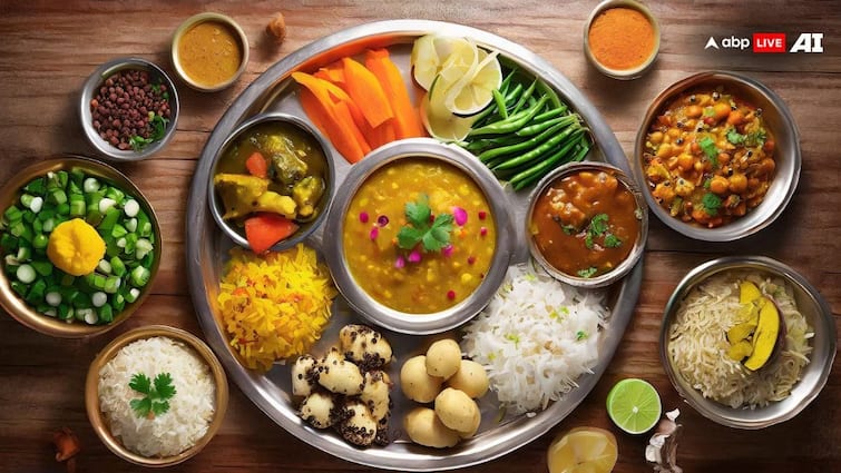 Veg thali and non veg thali cost are down in August low tomato prices gave relief to customers says Crisil Roti Rice Rate Index: सस्ती हो गई आपकी थाली, टमाटर की नरम कीमतों से वेज और नॉन वेज खाने वालों को मिला सुकून 