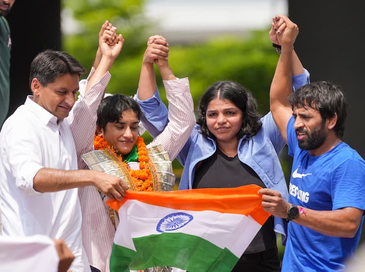 दोनों पहलवान कांग्रेस में शामिल होंगे. सूत्र बोले कि विनेश फोगाट चुनाव लड़ेंगी, जबकि बजरंग पूनिया प्रचार करेंगे.