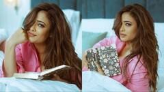 पिंक शर्ट...कजरारे नैन, श्वेता तिवारी ने बेडरूम से शेयर की दिलकश तस्वीरें, अदाओं से बढ़ाया इंटरनेट का पारा