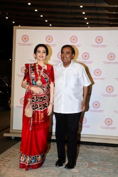 इवेंट में रेड पटोला साड़ी में नीता अंबानी लगीं बेहद दिलकश, मुकेश अंबानी संग दिए खूब पोज, तस्वीरें वायरल