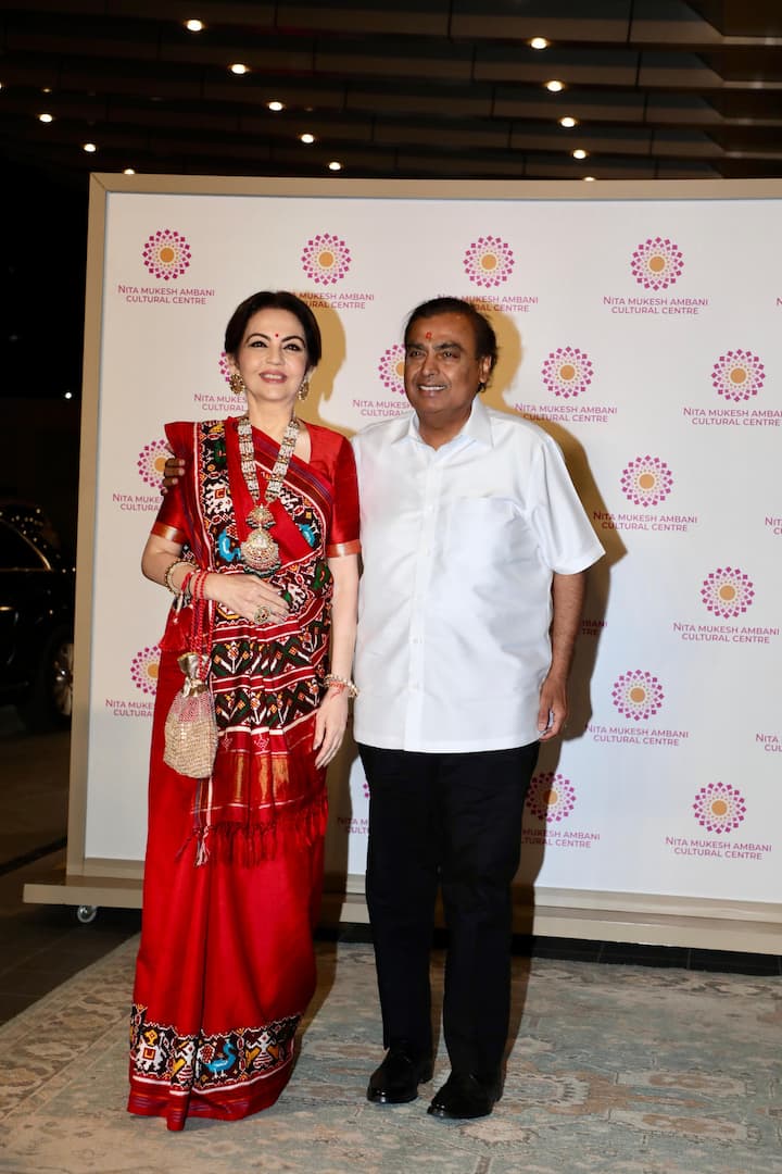 नीता अंबानी और मुकेश अंबानी ने स्माइल के साथ खूब पोज दिए.